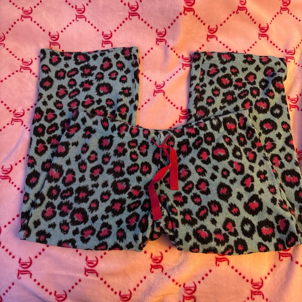 leopard pj pants real draw string with small  hole in the middle not noticeable